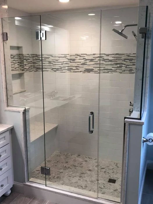 Frameless shower glass partition in a bathroom.