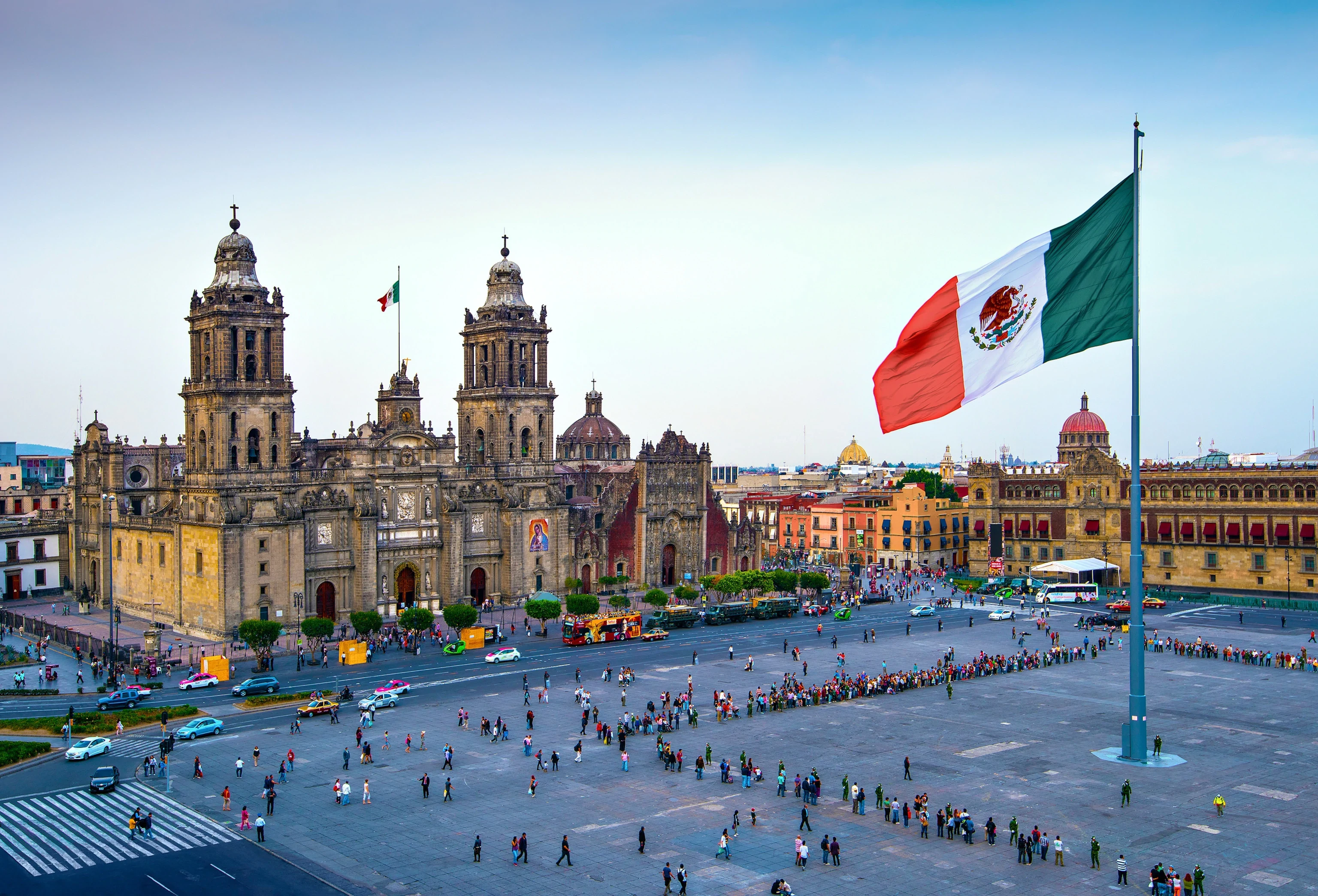 Historic buildings and a large public square in Mexico City