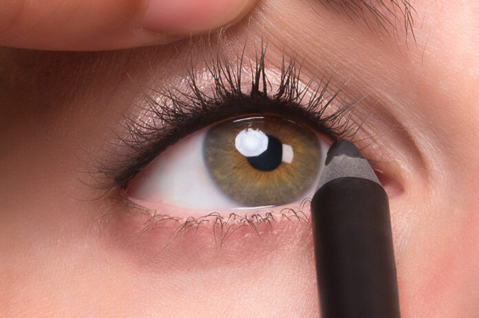 Apply mascara with style. Apply mascara with style.